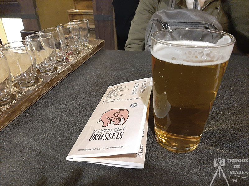 Tomando una cerveza en Delirium, día 2 en Bruselas