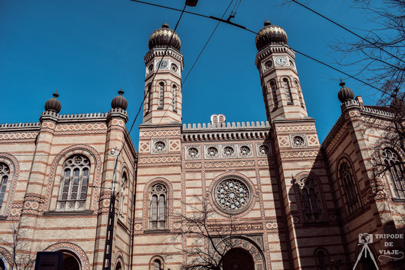 Vistas de la fachada de la Gran Sinagoga de Budapest.