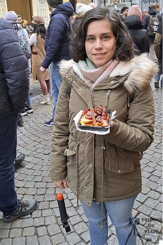 Postre de un gofre de fresas con chocolate