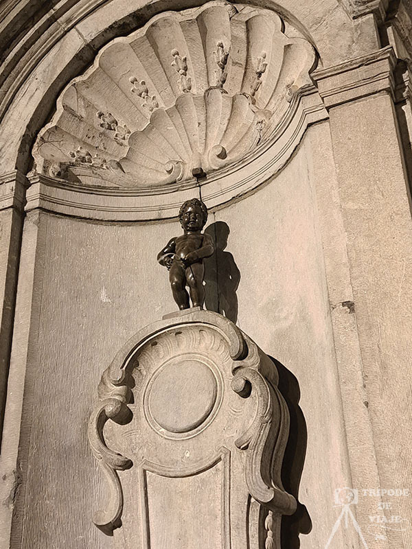 Manneken Pis por la noche en el día 2 en Bruselas