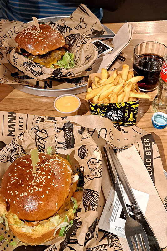 Comida en la hamburguesería Manhattn´s burgers día 3 en Bruselas