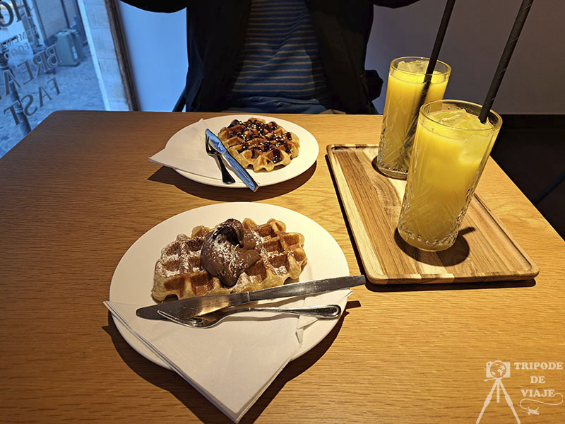 Desayuno de gofres en una cafetería en el Grand Place, día 3 Bruselas - Madrid