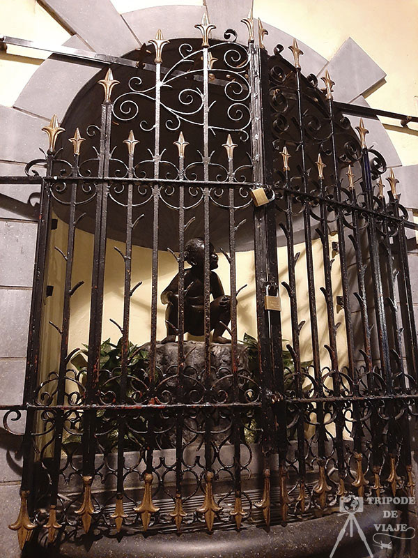 Fuenta de Jeanneke Pis protegida por una verja