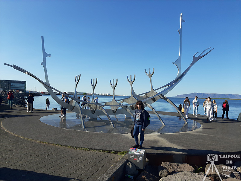 El monumento conocido como Viajero del Sol